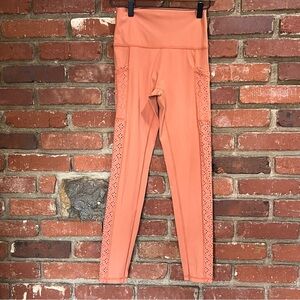 Aerie women's Chill.Play.Move leggings size medium laser cut floral sides rust‎